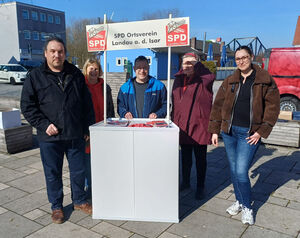 Daniel Lang die kandidaten für den Stadtrat Alex Hofmann, Karin Stiegler, Gabriele Reitmeier und Cansu Kaya