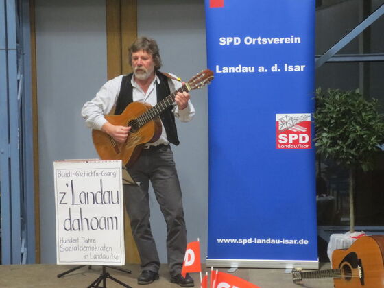 Rudi Pritzl unterhält die Gäste mit lustigen Liedern